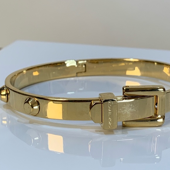 2308 - Michael Kors Gold Tone Bracelet w/a Hinged Buckle Closure - Picture 5 of 11